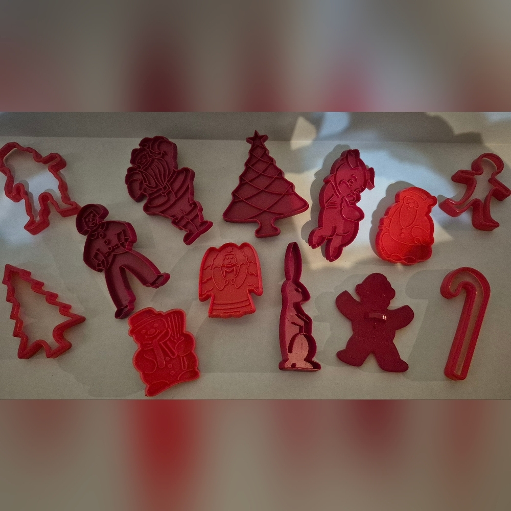 Holiday Classic  Cookie Cutters Set of 14‎ Vintage Red